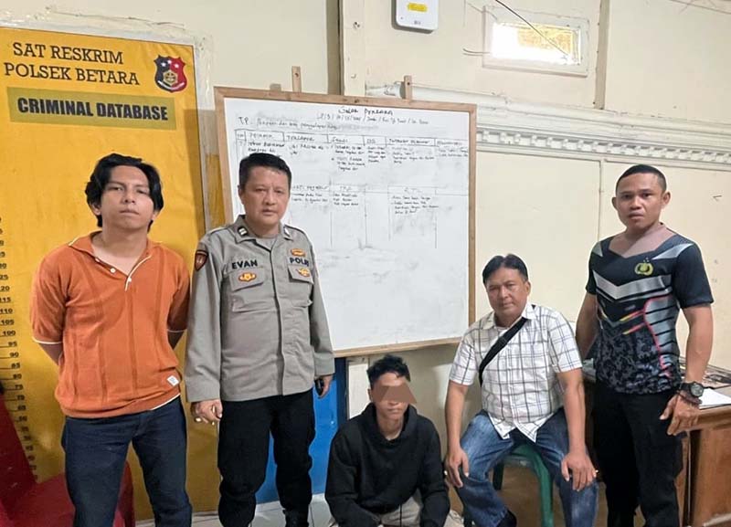AS Satu dari 2 Pelaku Pemcurian Bobol Conter Galery Cell Pematang Lumut Ditangkap Polisi. FOTO : HMS Polsek Betar/LT