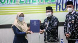 Penandatanganan Nota Kesepakatan oleh Bupati Tanjab Barat H. Awar Sadat dan pihak BPJS di Ruang Pertemuan Bupati, Kamis (16/12/21). FOTO : Prokopim