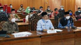 FOTO : Bupati Tanjab Barat H. Anwar Sadat Saat Memimpin Vicon Audensi dengan Bappenas RI. (FOTO : Prokopim