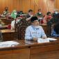 FOTO : Bupati Tanjab Barat H. Anwar Sadat Saat Memimpin Vicon Audensi dengan Bappenas RI. (FOTO : Prokopim