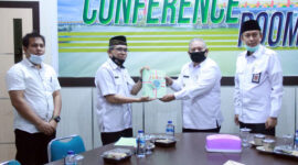 FOTO : Bupati Tanjung Jabung Barat, Dr. H. Safrial Saat Menerima 50 Sertifikat Tanah Milik Pemkab dari Kepala Badan Pertanahan Nasional (BPN) Kabupaten Tanjab Barat BPN, Taufik SH, MH, Rabu (29/07/20)