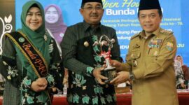 Bupati Tanjab Barat KH. Anwar Sadat saat Menerima Penghargaan KLA MAdya yang diserahkan Gubernur Jambi Al Haris di Auditorium Rumah Dinas Gubernur Jambi, Selasa (22/8/23). FOTO : DOKPIM