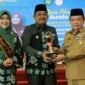 Bupati Tanjab Barat KH. Anwar Sadat saat Menerima Penghargaan KLA MAdya yang diserahkan Gubernur Jambi Al Haris di Auditorium Rumah Dinas Gubernur Jambi, Selasa (22/8/23). FOTO : DOKPIM