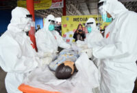 FOTO : Tim Relawan Saat Mengikuti Pelatihan Memandikan dan Pemakaman Jenazah Covid 19 di Posko Gugus Tugas Covid-19 Mako Damkar Kota Jambi, Kamis (30/04/20).