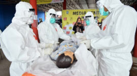FOTO : Tim Relawan Saat Mengikuti Pelatihan Memandikan dan Pemakaman Jenazah Covid 19 di Posko Gugus Tugas Covid-19 Mako Damkar Kota Jambi, Kamis (30/04/20).