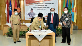 FOTO : Penandatanganan MoU oleh Gubernur Jambi dan Rektor Unja dan Kepala Dinas Kebudayaan dan Pariwisata Provinsi Jambi dengan Kepala Lembaga Penelitian dan Pengabdian kepada Masyarakat (LP2M) Unja di Aula Gedung Rektorat Unja Kampus Mendalo, Kabupaten Muaro Jambi, Selasa (28/07/20).