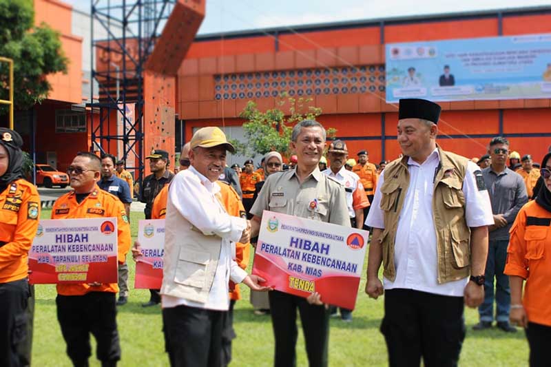 Asisten Pemerintahan dan Kesejahteraan Rakyat Basarin Yunus Tanjung memimpin Apel Hari Kesiapsiagaan Bencana 2024 di Lapangan Kantor Badan Penanggulangan Bencana Daerah (BPBD) Sumut, Jalan Gatot Subroto, Medan, Jumat (26/4/24). (FOTO : DISKOMINFO SUMUT)