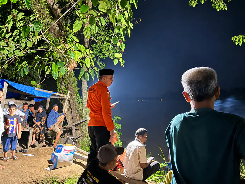 Tim SAR Gabungan terus bersiaga dan melakukan pemantauan di sekitar lokasi kejadian guna menyusun rencana operasi penyusuran sungai. (Foto: Dok. Basarnas Jambi)