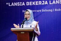 Plt. Direktur Jenderal Binapenta dan PKK Kemnaker, Estiarty Haryani, saat memberikan sambutan dalam Workshop "Inklusi untuk Semua: Lansia Bekerja, Lansia Sejahtera" di Hotel Mercure Sabang, Jakarta, Rabu (15/4/2026). (FOTO : Biro Humas Kemenaker)