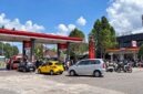Penerapan kebijakan ganjil-genap untuk pengisian BBM jenis Pertalite mulai mengurai antrean kendaraan roda dua dan roda empat di salah satu SPBU di Bali, Minggu (18/10). (FOTO : PERTAMINA)