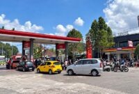 Penerapan kebijakan ganjil-genap untuk pengisian BBM jenis Pertalite mulai mengurai antrean kendaraan roda dua dan roda empat di salah satu SPBU di Bali, Minggu (18/10). (FOTO : PERTAMINA)