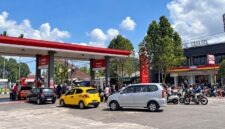 Penerapan kebijakan ganjil-genap untuk pengisian BBM jenis Pertalite mulai mengurai antrean kendaraan roda dua dan roda empat di salah satu SPBU di Bali, Minggu (18/10). (FOTO : PERTAMINA)