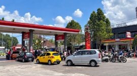Penerapan kebijakan ganjil-genap untuk pengisian BBM jenis Pertalite mulai mengurai antrean kendaraan roda dua dan roda empat di salah satu SPBU di Bali, Minggu (18/10). (FOTO : PERTAMINA)