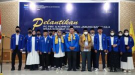 Pengurus Cabang PMII Tanjab Barat Foto bersama H Anwar Sadat. Foto : PROKOPIM