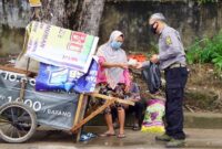 FOTO : Penrem 042/Garuda Putih Melakukan Kegiatan Bagi-Bagi Nasi Bungkus Kepada Warga Kurang Mampu Diseputaran Kota Jambi dalam Rangka HUT Dispenad Ke-70, Rabu (13/01/21).