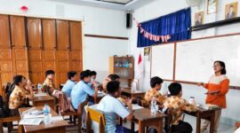 Ermawaty karo-karo Ketika Memberikan Edukasi Tentang Dampak Merokok Kepada par Pelajar. FOTO : Dok. Pribadi