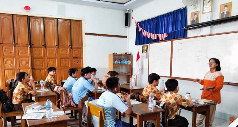 Ermawaty karo-karo Ketika Memberikan Edukasi Tentang Dampak Merokok Kepada par Pelajar. FOTO : Dok. Pribadi