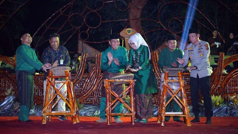 Bupati Batang Hari Muhamamd Fadhil Arief beserta istri Ny. Zulva Fadhil menghadiri penutupan Festival Kota Minyak di Kecamatan Bajubang, Sabtu (11/11/23). FOTO : KIP Kominfo