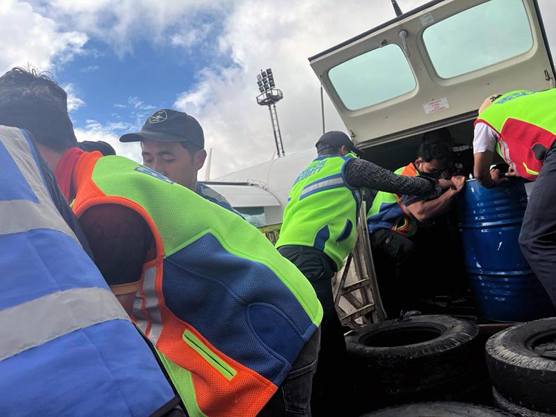 Pertamina Patra Niaga Salurkan BBM Menggunakan Pesawat Perintis ke Wilayah Terdampak Bencana di Bener Meriah dan Aceh Tengah. FOTO : WKI