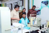 Menteri Ketenagakerjaan Yassierli (kiri) meninjau langsung proses produksi dan berdialog dengan pekerja disabilitas di PT Pan Brothers Tbk, Boyolali, Jawa Tengah, Jumat (31/7/2026). (FOTO : Dok. Biro Humas Kemnaker)