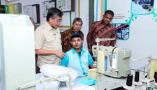 Menteri Ketenagakerjaan Yassierli (kiri) meninjau langsung proses produksi dan berdialog dengan pekerja disabilitas di PT Pan Brothers Tbk, Boyolali, Jawa Tengah, Jumat (31/7/2026). (FOTO : Dok. Biro Humas Kemnaker)