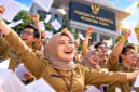 ILUSTRASI : Terlihat Sekelompok PPPK dengan Seragam Cokelat Khas Instansi Pemerintah (Khaki) Mengekspresikan Rasa Syukur dan Kebahagiaan yang Mendalam. (FOTO : Dok. Istimewa AI)