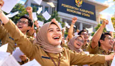 ILUSTRASI : Terlihat Sekelompok PPPK dengan Seragam Cokelat Khas Instansi Pemerintah (Khaki) Mengekspresikan Rasa Syukur dan Kebahagiaan yang Mendalam. (FOTO : Dok. Istimewa AI)