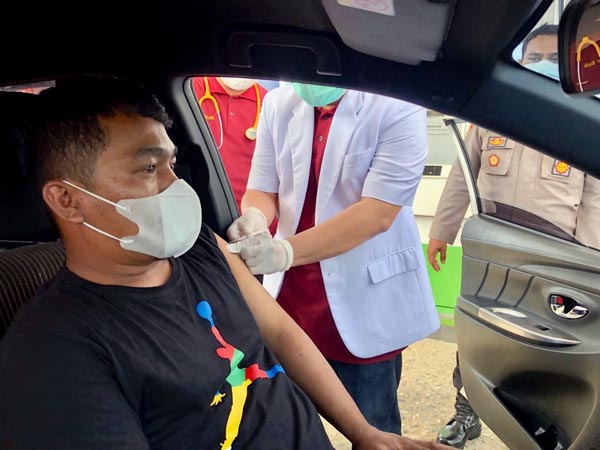 Salah Satu Penendara Diberikan Vaksinasi oleh Tim Vaksinasi Drive Thru Polres Sarolangun di SPBU, Rabu (8/12/21). FOTO : Dhea