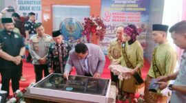 Kepala BNN RI Komjen Pol Petrus Reinhard Golose didampingi Kapolda Jambi Irjen Pol Rusdi Hartono dan Gubernur Jambi Al Haris Menandatangani Prasasti Peresmian Gedung BNN Provinsi Jambi. FOTO : Hms