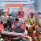 Kepala BNN RI Komjen Pol Petrus Reinhard Golose didampingi Kapolda Jambi Irjen Pol Rusdi Hartono dan Gubernur Jambi Al Haris Menandatangani Prasasti Peresmian Gedung BNN Provinsi Jambi. FOTO : Hms