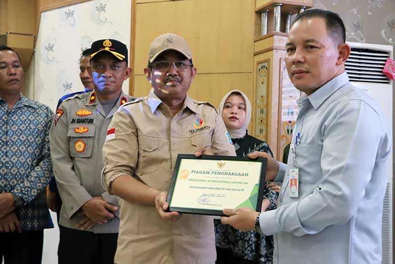 Bupati Tanjab Barat, H. Anwar Sadat Menyerahkan Penghargaan PetroChina pada Acara Peringatan Hari Buruh Internasional 2024 di Gedung Balai Pertemuan Kota Kuala Tungkal, Kabupaten Tanjab Barat, pada Rabu (1/5/24). FOTO : Tim Media