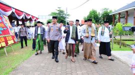 Kapolda Jambi Irjen Pol Krisno H. Siregar  Ketika Hadiri Peringatan Hari Santri Nasional Tahun 2025 di Pesantren Kumpeh Daaru Attauhid, Muaro Jambi, Rabu (22/10/25). [FOTO : Humas Polda Jambi]