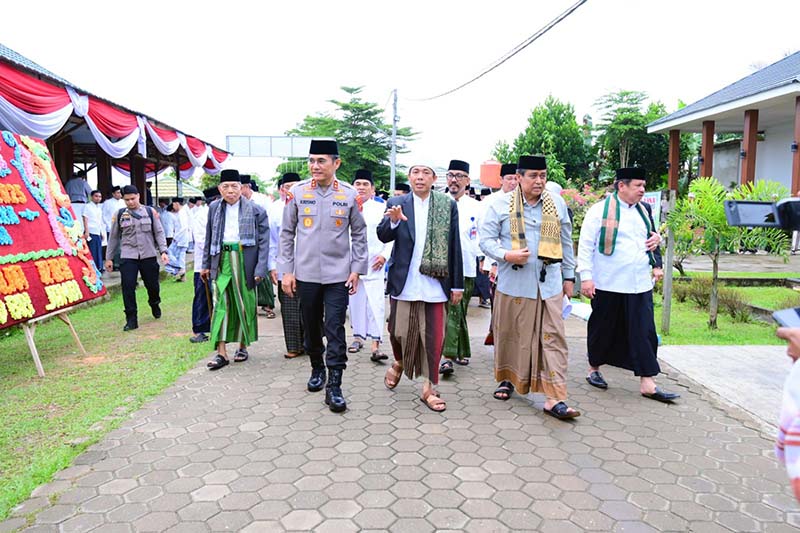 Kapolda Jambi Irjen Pol Krisno H. Siregar  Ketika Hadiri Peringatan Hari Santri Nasional Tahun 2025 di Pesantren Kumpeh Daaru Attauhid, Muaro Jambi, Rabu (22/10/25). [FOTO : Humas Polda Jambi]