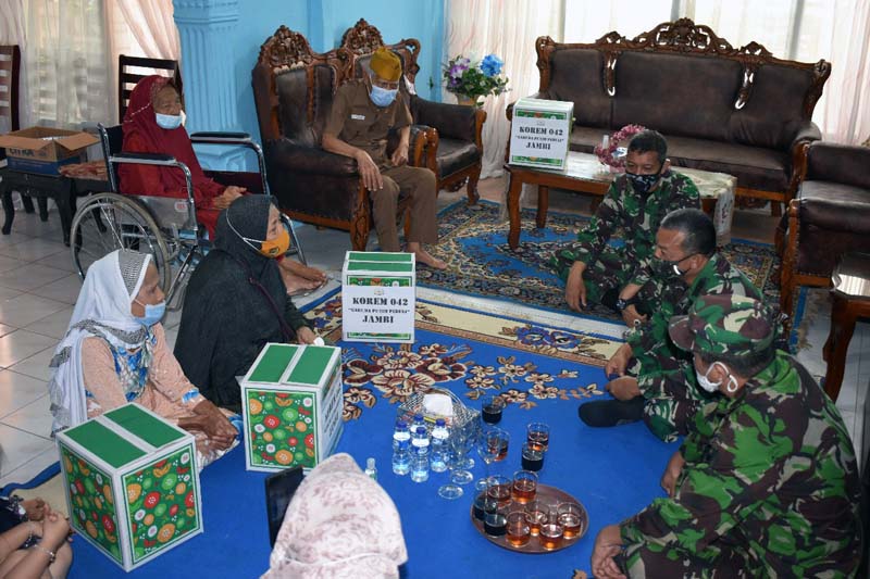 FOTO : Korem 042/Gapu mengadakan kegiatan Anjangsana kepada keluarga Veteran dalam rangka Memperingati Hari Juang TNI-AD ke-75 Tahun 2020, Senin (07/12/20)
