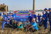 Personil Ditpolairud Polda Jambi Ketika Kegiatan Bersihkan Sampah dari Sungai Hingga Laut dalam Rangka Peringati Ocean Days, Sabtu (08/6/24). [FOTO : Viryzha/LT]