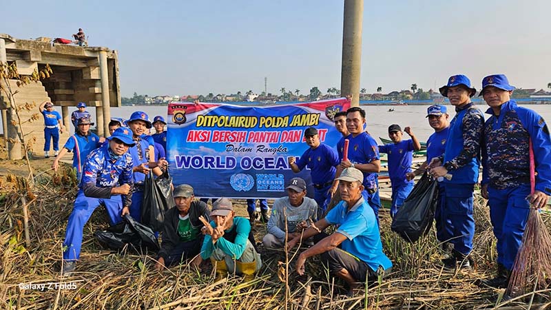 Personil Ditpolairud Polda Jambi Ketika Kegiatan Bersihkan Sampah dari Sungai Hingga Laut dalam Rangka Peringati Ocean Days, Sabtu (08/6/24). [FOTO : Viryzha/LT]