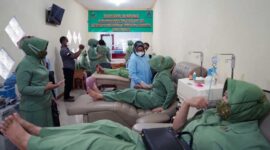 Persit Koorcab Rem 042 Gelar Baksos Donor Darahdi Gedung PMI Jambi Samping RS Raden Mattaher Kota Jambi, Rabu (30/3/22). FOTO : PENREM