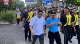 Personel Brimob Polda Jambi Ketika Ikut Serta Meriahkan Jalan Sehat Akbar Jambi Indenpedent. FOTO : Dhea