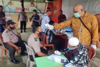 FOTO : Pelaksanaan Rapid Test Terhadap Personil Polsek Betara oleh Polres Tanjab Barat bekerjasama dengan Dinas Kesehataan Bidang Penanganan Covid 19, Kamis (06/08/20).