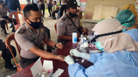 FOTO : Pelaksanaan Rapid Test Terhadap Personil Polsek Betara oleh Polres Tanjab Barat bekerjasama dengan Dinas Kesehataan Bidang Penanganan Covid 19, Kamis (06/08/20).
