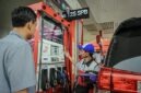 Petugas SPBU Pertamina siap melayani pengisian bahan bakar ramah lingkungan Pertamax Green 95 yang memiliki formula Research Octane Number (RON) 95 dengan campuran bioetanol 5%. (FOTO : Dok. PERTAMINA)
