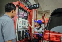 Petugas SPBU Pertamina siap melayani pengisian bahan bakar ramah lingkungan Pertamax Green 95 yang memiliki formula Research Octane Number (RON) 95 dengan campuran bioetanol 5%. (FOTO : Dok. PERTAMINA)