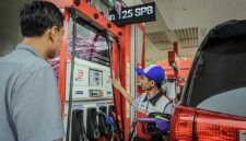 Petugas SPBU Pertamina siap melayani pengisian bahan bakar ramah lingkungan Pertamax Green 95 yang memiliki formula Research Octane Number (RON) 95 dengan campuran bioetanol 5%. (FOTO : Dok. PERTAMINA)