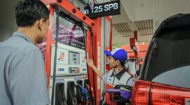 Petugas SPBU Pertamina siap melayani pengisian bahan bakar ramah lingkungan Pertamax Green 95 yang memiliki formula Research Octane Number (RON) 95 dengan campuran bioetanol 5%. (FOTO : Dok. PERTAMINA)