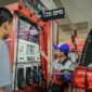 Petugas SPBU Pertamina siap melayani pengisian bahan bakar ramah lingkungan Pertamax Green 95 yang memiliki formula Research Octane Number (RON) 95 dengan campuran bioetanol 5%. (FOTO : Dok. PERTAMINA)
