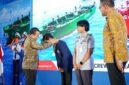 Direktur Armada Logistik PT Pertamina Patra Niaga, Arif Yunianto (kanan), menyaksikan prosesi penyematan tanda penghargaan kepada penerima Beasiswa Calon Pelaut 2026 di Jakarta. Beasiswa ikatan dinas ini menyaring 13 pelaut muda dari 403 pendaftar di seluruh Indonesia. (FOTO : Dok. Pertamina)