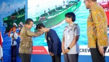 Direktur Armada Logistik PT Pertamina Patra Niaga, Arif Yunianto (kanan), menyaksikan prosesi penyematan tanda penghargaan kepada penerima Beasiswa Calon Pelaut 2026 di Jakarta. Beasiswa ikatan dinas ini menyaring 13 pelaut muda dari 403 pendaftar di seluruh Indonesia. (FOTO : Dok. Pertamina)
