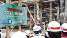 Jurnalis dari berbagai wilayah operasional menyimak pemaparan mengenai pengembangan Sustainable Aviation Fuel (SAF) saat mengunjungi area Green Refinery di Kilang Pertamina RU IV Cilacap, Jawa Tengah. (FOTO : Dok. PERTAMINA)