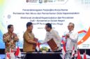 Dirjen Migas ESDM Laode Sulaeman, Dirjen Dukcapil Kemendagri Teguh Setyabudi, Dirut Pertamina Patra Niaga Mars Ega Legowo Putra, dan Direktur Logistik Pertamina Jaffee Arizon Suardin bertukar naskah kerja sama di Jakarta, Senin (10/8/2026). (FOTO : Dok. Pertamina)