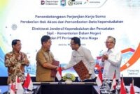 Dirjen Migas ESDM Laode Sulaeman, Dirjen Dukcapil Kemendagri Teguh Setyabudi, Dirut Pertamina Patra Niaga Mars Ega Legowo Putra, dan Direktur Logistik Pertamina Jaffee Arizon Suardin bertukar naskah kerja sama di Jakarta, Senin (10/8/2026). (FOTO : Dok. Pertamina)